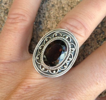Zilveren ring met Smokey Topaas in bewerkte kop maat 17.7 mm